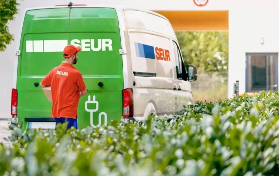 Un trabajador junto a una furgoneta de Seur / EP - SEUR Un trabajador junto a una furgoneta de Seur / EP - SEUR