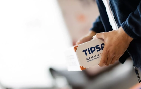 Una persona con una caja de Tipsa / EP - TIPSA Una persona con una caja de Tipsa / EP - TIPSA