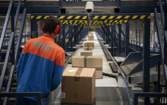 Un trabajador en una instalación de Seur / EP - SEUR Un trabajador en una instalación de Seur / EP - SEUR