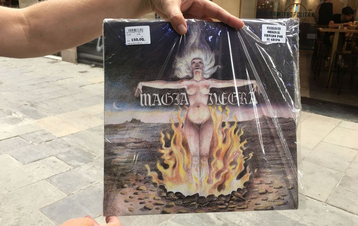 Manel Platas, propietario de Discos Revólver, muestra orgulloso una primera edición firmada del grupo de metal nacional Magia Negra / CG