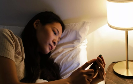 Una persona mira su móvil / PEXLES Una persona mira su móvil / PEXLES