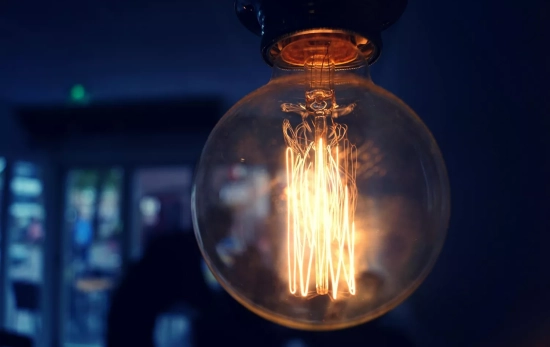 Una bombilla emite luz / PEXELS Una bombilla emite luz / PEXELS