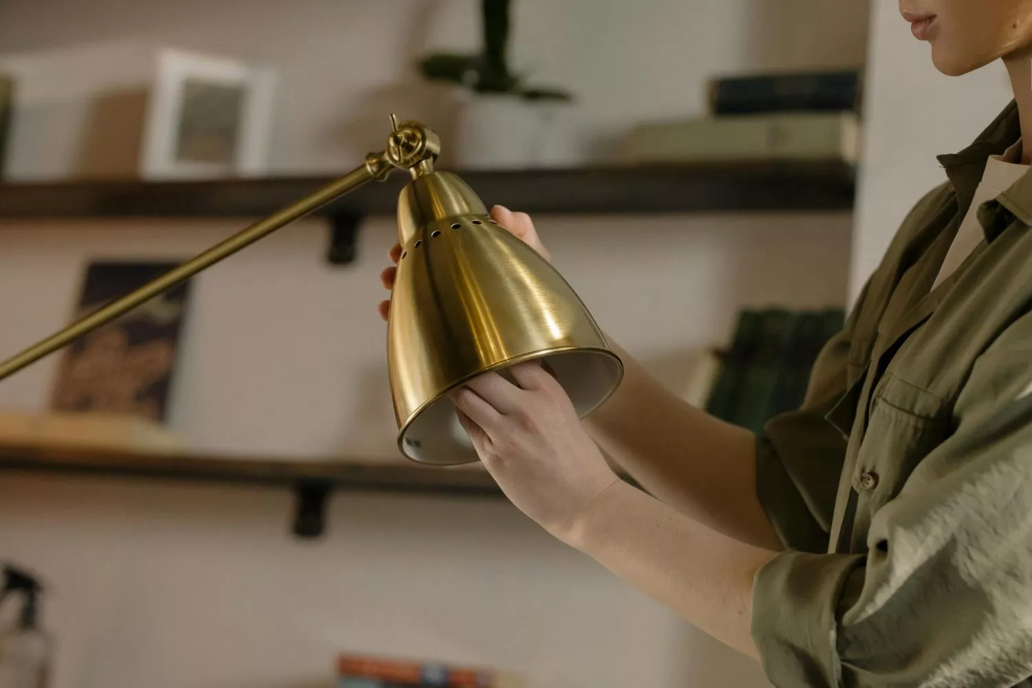 Una persona pone una bombilla de bajo consumo para ahorrar luz / PEXELS