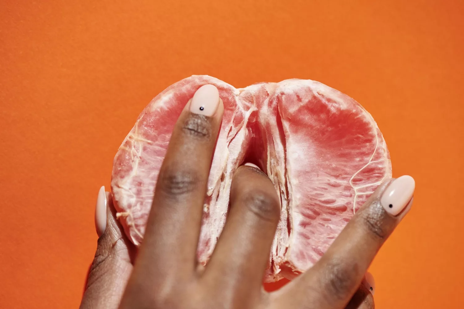 Una fruta que aparenta una vulva / PEXELS