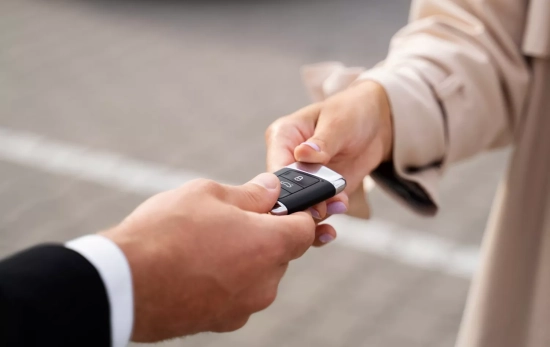Una persona entrega a otra las llaves de un coche / FREEPIK Una persona entrega a otra las llaves de un coche / FREEPIK