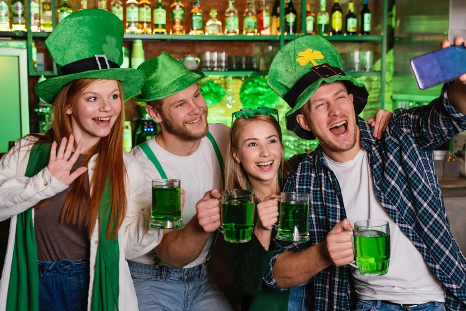 Cuatro personas celebran St. Patrick's Day / HOLA HOUSTON