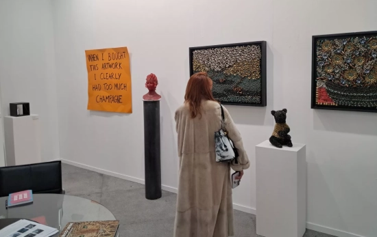 Una mujer observa varias obras en Art Madrid Una mujer observa varias obras en Art Madrid