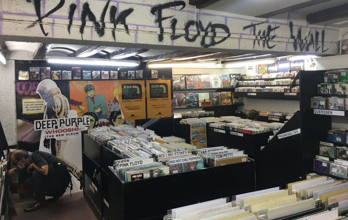 El piso de arriba de la tienda de vinilos Revólver Records con una pintada dedicada a Pink Floyd / CG