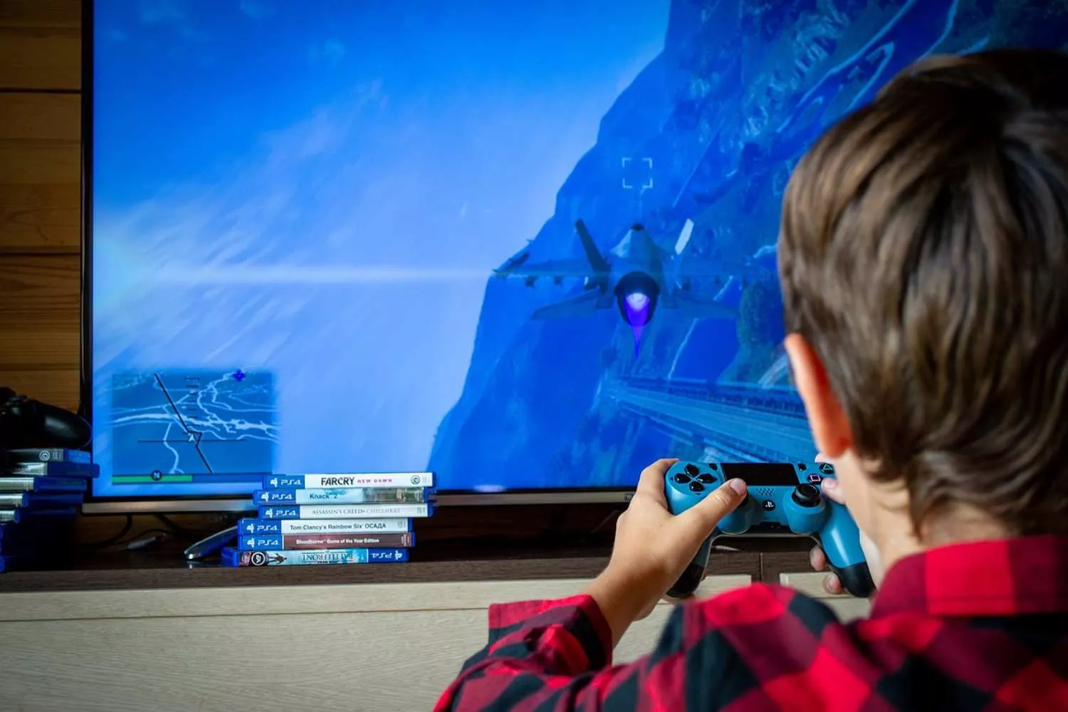 Un niño juega a un videojuego / PIXABAY