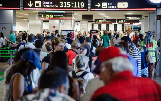Acumulación de pasajeros en las instalaciones de la Terminal 1 del Aeropuerto Adolfo Suárez Madrid Barajas / CARLOS LUJAN - EUROPA PRESS