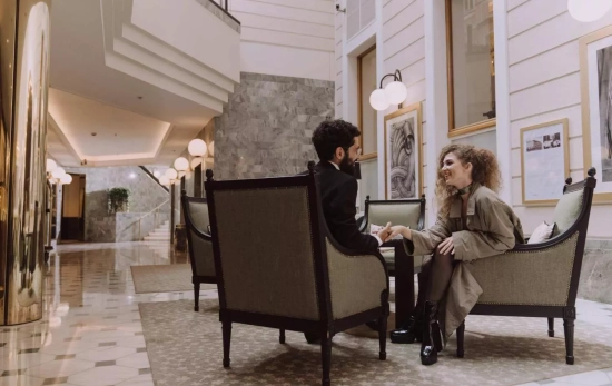 Dos personas en el hall de un hotel / PEXELS