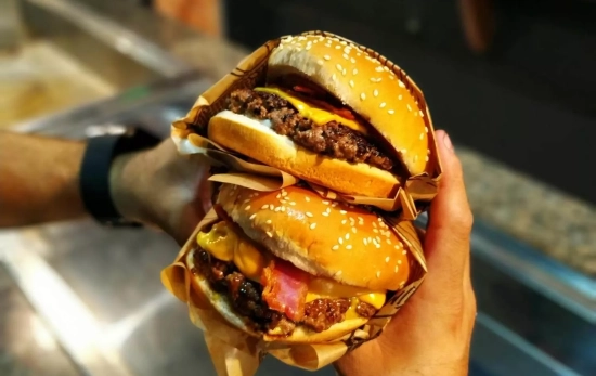 Dos hamburguesas /  PEXELS