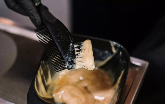 Un colorista haciendo una mezcla de color para teñir el pelo /PEXELS Un colorista haciendo una mezcla de color para teñir el pelo /PEXELS