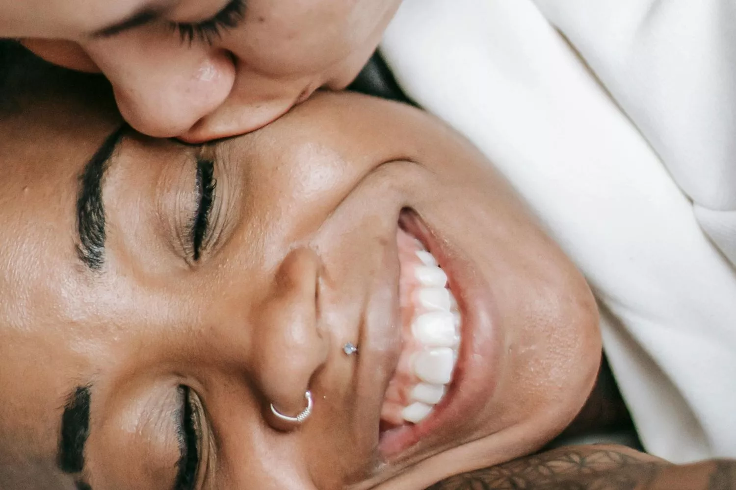 Dos personas que conocen la clave de la felicidad/ PEXELS