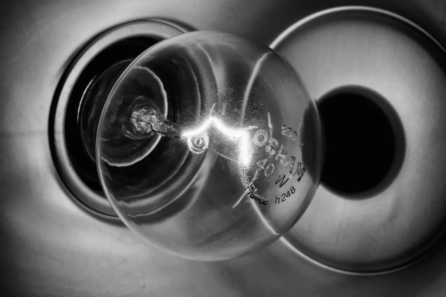 Una bombilla que emite luz / PIXABAY