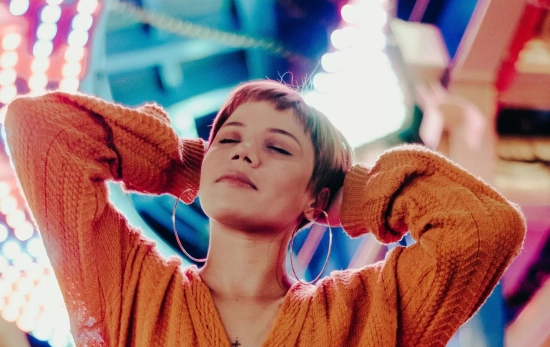 Una chica en un parque de atracciones/ PEXELS Una chica en un parque de atracciones/ PEXELS