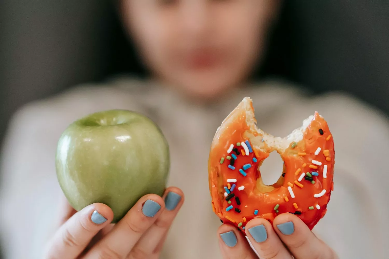 Una chica se dualiza si comer dulce o fruta porque quiere adelgazar/ PEXELS
