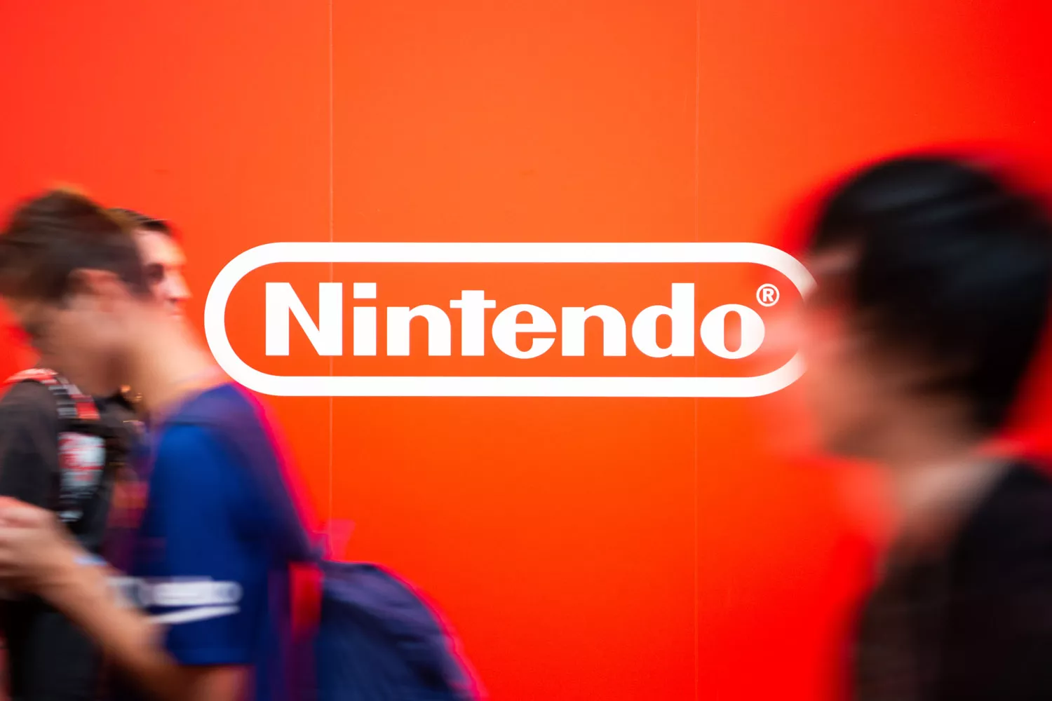 Varias personas pasan frente al logo de Nintendo / CHRISTOPHE GATEAU - DPA
