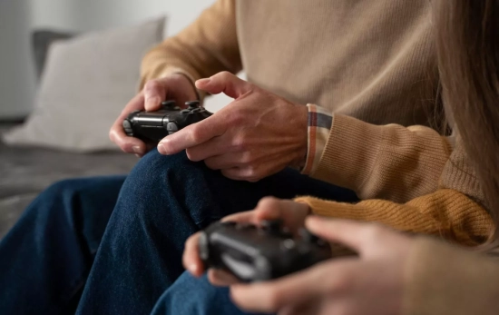 Dos personas juegan a videojuegos / FREEPIK Dos personas juegan a videojuegos / FREEPIK