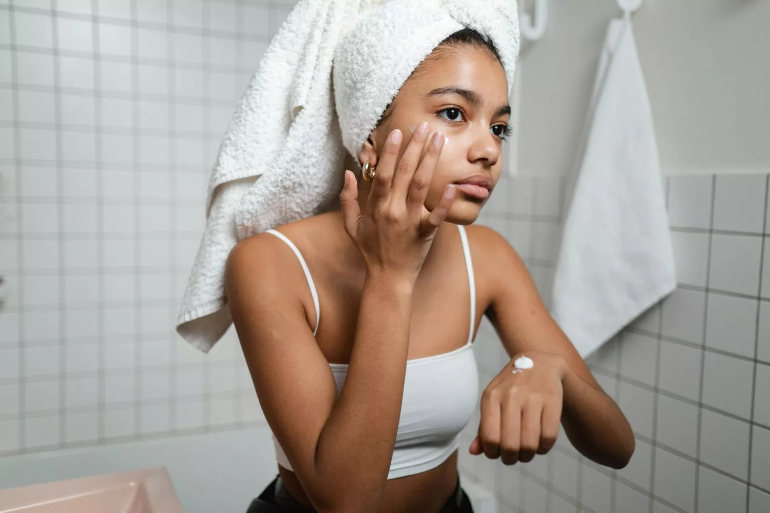 Una mujer se aplica crema en la cara / PEXELS Una mujer se aplica crema en la cara / PEXELS