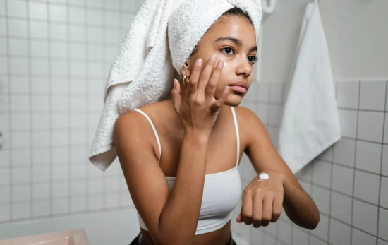 Una mujer se aplica crema en la cara / PEXELS Una mujer se aplica crema en la cara / PEXELS