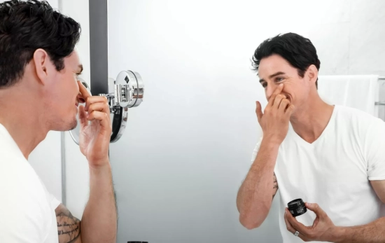 Un hombre se aplica crema en la piel / UNSPLASH Un hombre se aplica crema en la piel / UNSPLASH