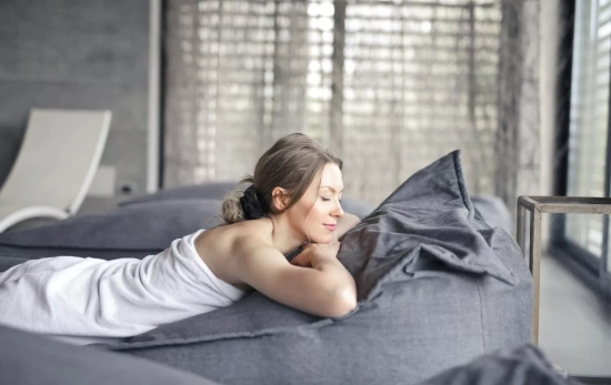 Una mujer en una cama / PEXELS Una mujer en una cama / PEXELS