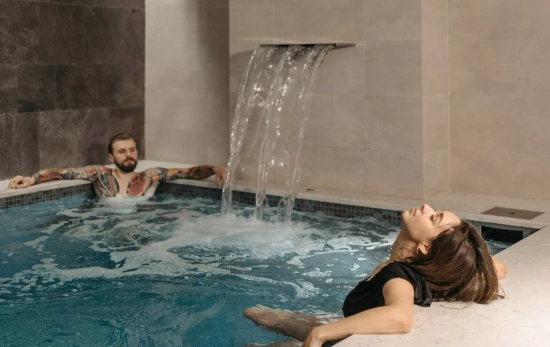 Dos personas se relajan en un hotel / PEXELS Dos personas se relajan en un hotel / PEXELS