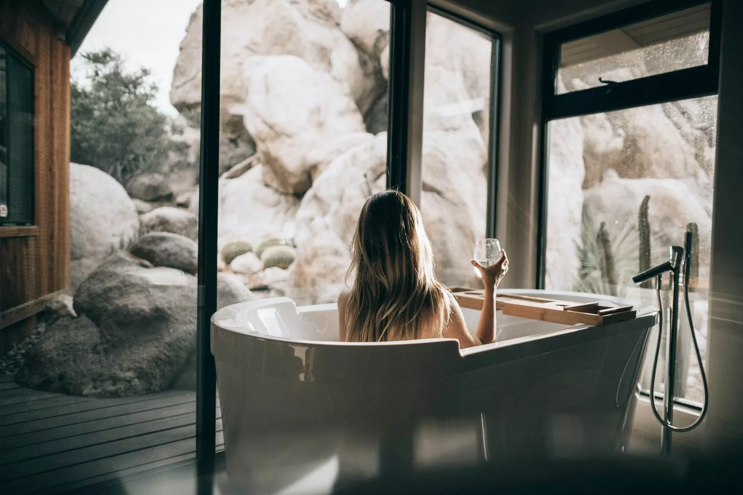 Una mujer en un hotel en el que busca relajarse y descansar / UNSPLASH Una mujer en un hotel en el que busca relajarse y descansar / UNSPLASH