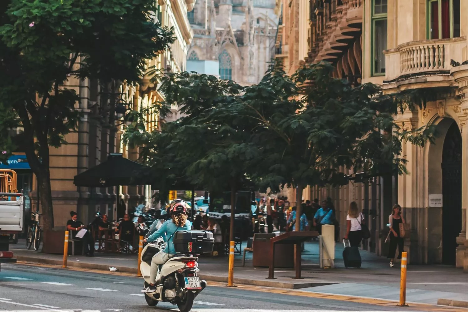 Varias personas en una ciudad española / UNSPLASH