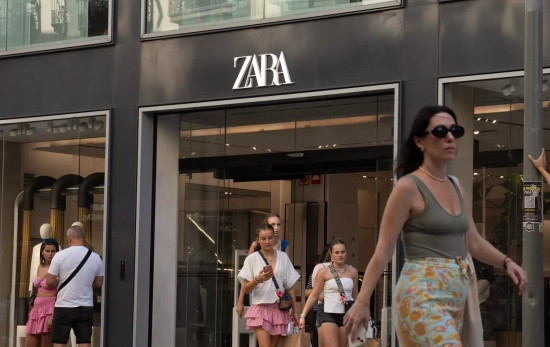 Varias personas pasan delante de una tienda Zara (Inditex), en el centro de Barcelona / EUROPA PRESS - DAVID ZORRAKINO Varias personas pasan delante de una tienda Zara (Inditex), en el centro de Barcelona / EUROPA PRESS - DAVID ZORRAKINO