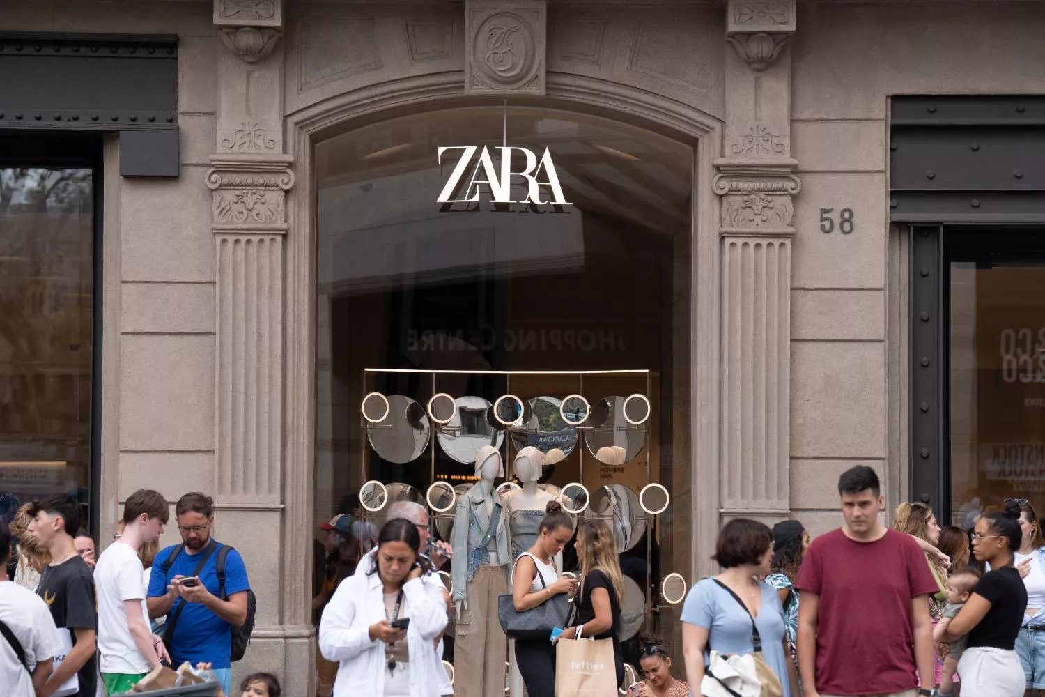 Una tienda de Zara en Barcelona / EP- DAVID ZORRAKINO