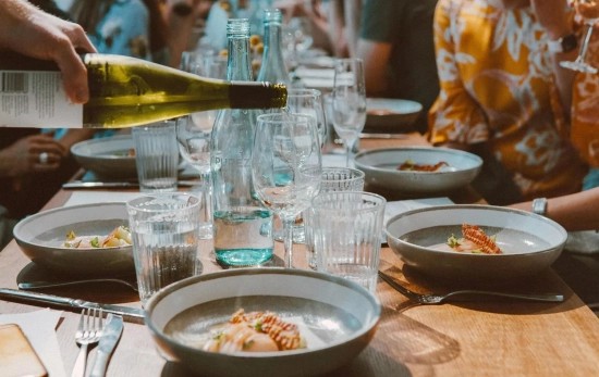 Varias personas comen en un restaurante / PEXELS Varias personas comen en un restaurante / PEXELS