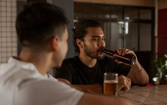 Dos amigos toman cerveza / PEXELS Dos amigos toman cerveza / PEXELS