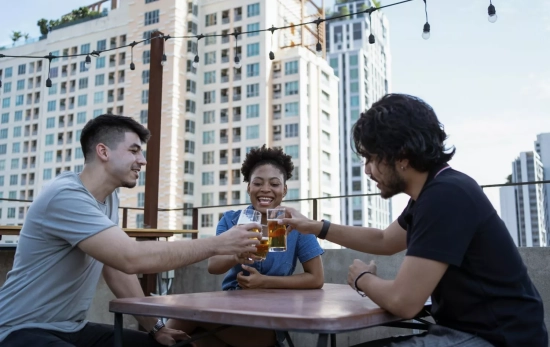 Varios amigos toman cerveza / PEXELS Varios amigos toman cerveza / PEXELS