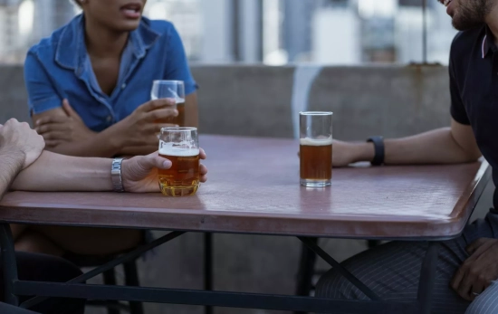 Varios amigos toman cañas / PEXELS Varios amigos toman cañas / PEXELS