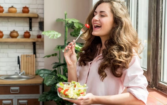 Una mujer come saludable y limpio / FREEPIK Una mujer come saludable y limpio / FREEPIK