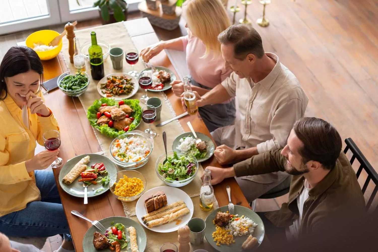 Está comprobado que comer en un ambiente de calma y sin tensión, favorece la digestión / FREEPIK