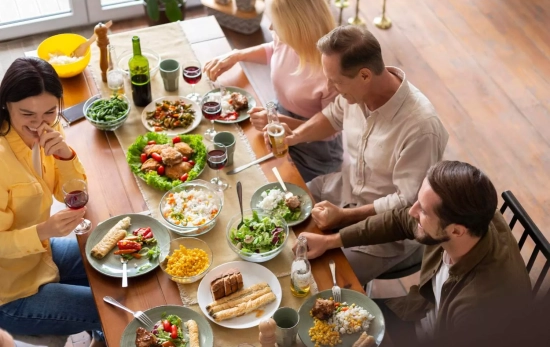 Está comprobado que comer en un ambiente de calma y sin tensión, favorece la digestión / FREEPIK Está comprobado que comer en un ambiente de calma y sin tensión, favorece la digestión / FREEPIK