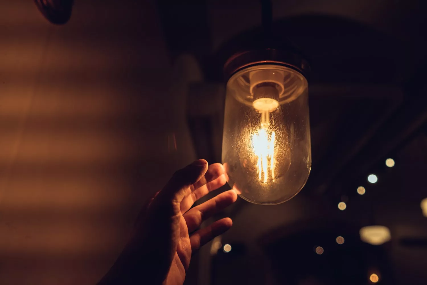 Una bombilla emite luz (1)