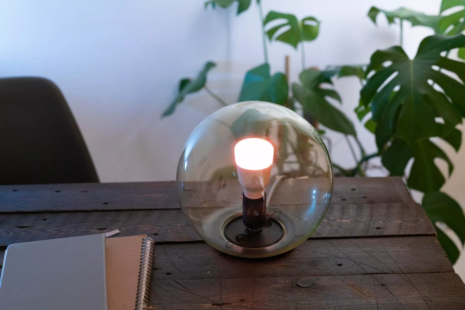 Una bombilla emite luz (2)