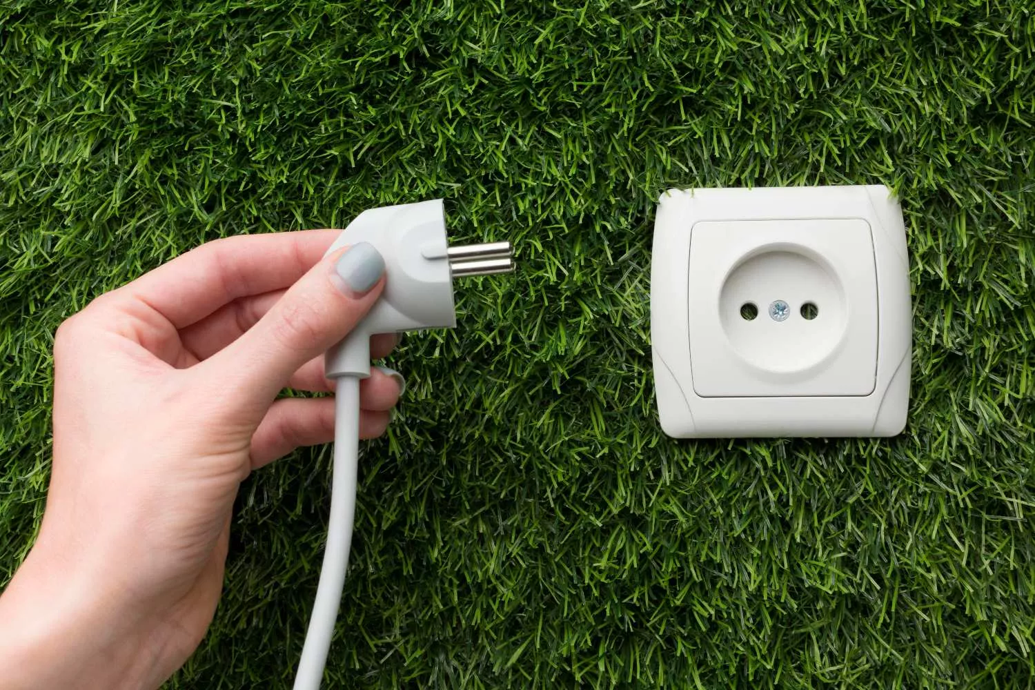 Una persona enchufa un electrodoméstico / FREEPIK