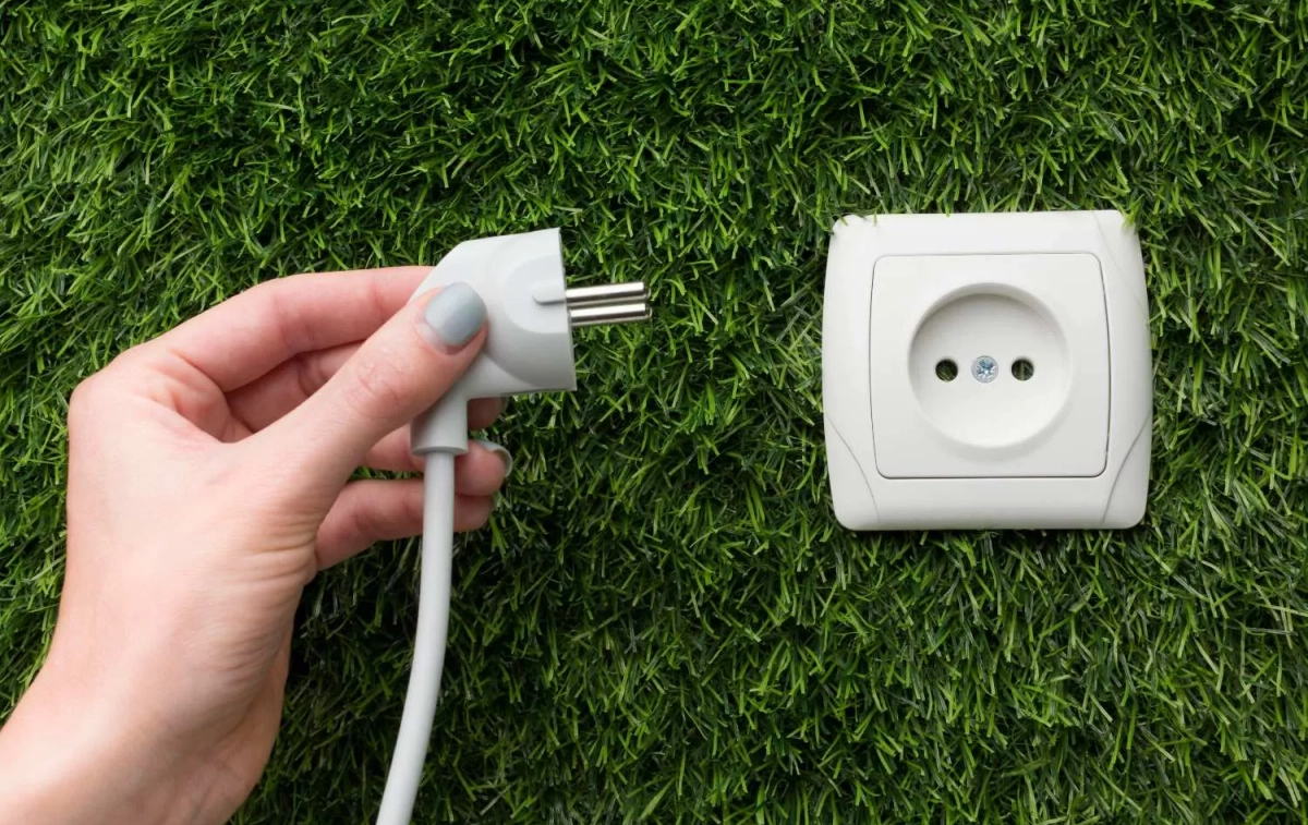 Una persona enchufa un electrodoméstico / FREEPIK Una persona enchufa un electrodoméstico / FREEPIK