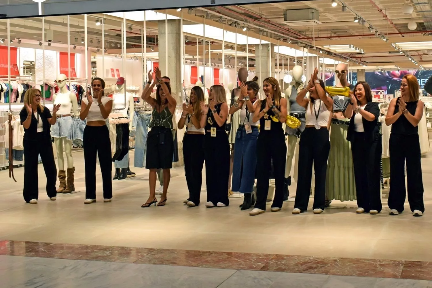 Trabajadoras de la tienda de Stradivarius (Inditex) en Cádiz / CENTRO COMERCIAL BAHÍA SUR