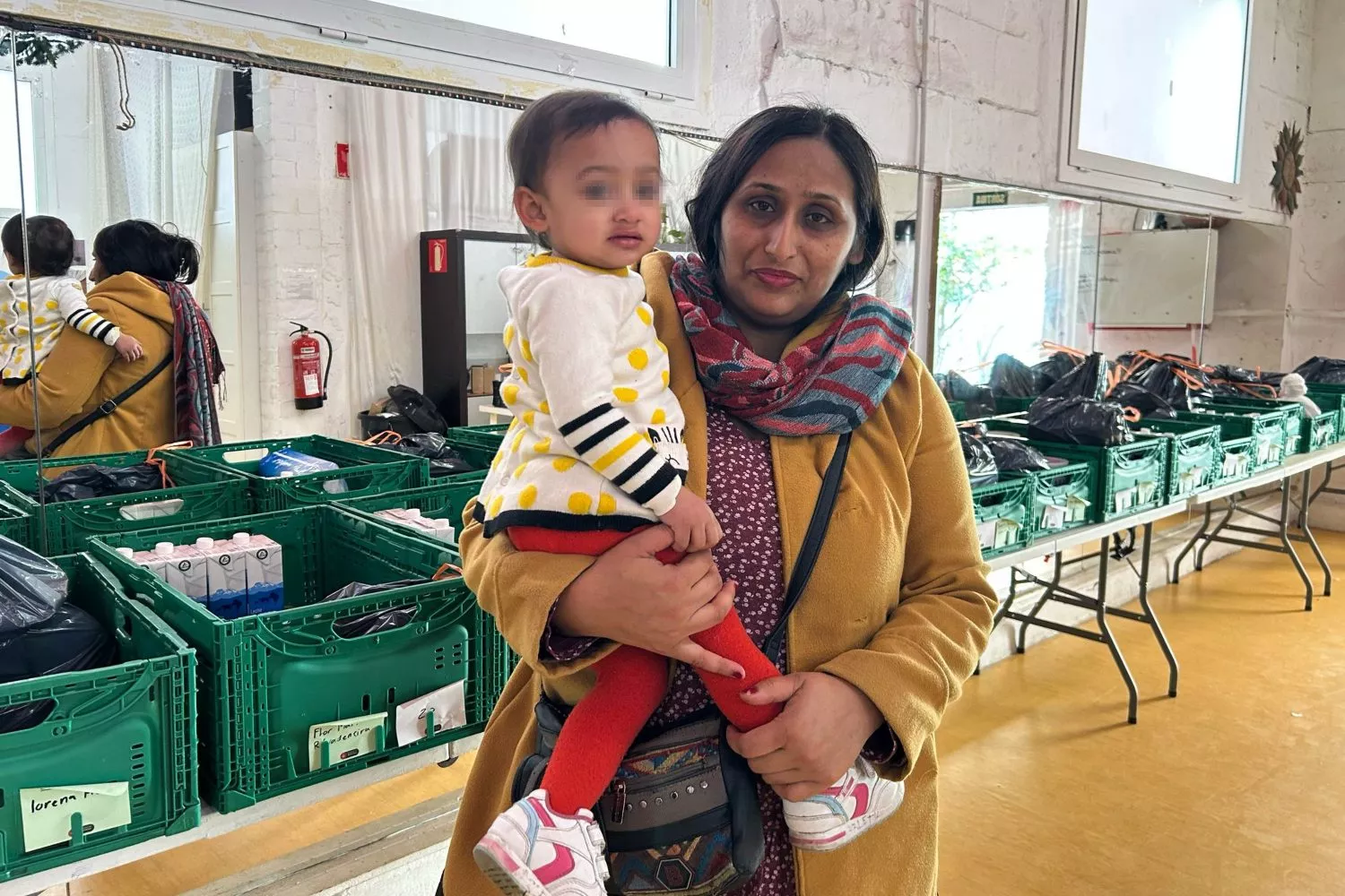 Noreen con su hija Rumaisa en el banco de alimentos para bebés / ANA CARRASCO Noreen con su hija Rumaisa en el banco de alimentos para bebés / ANA CARRASCO