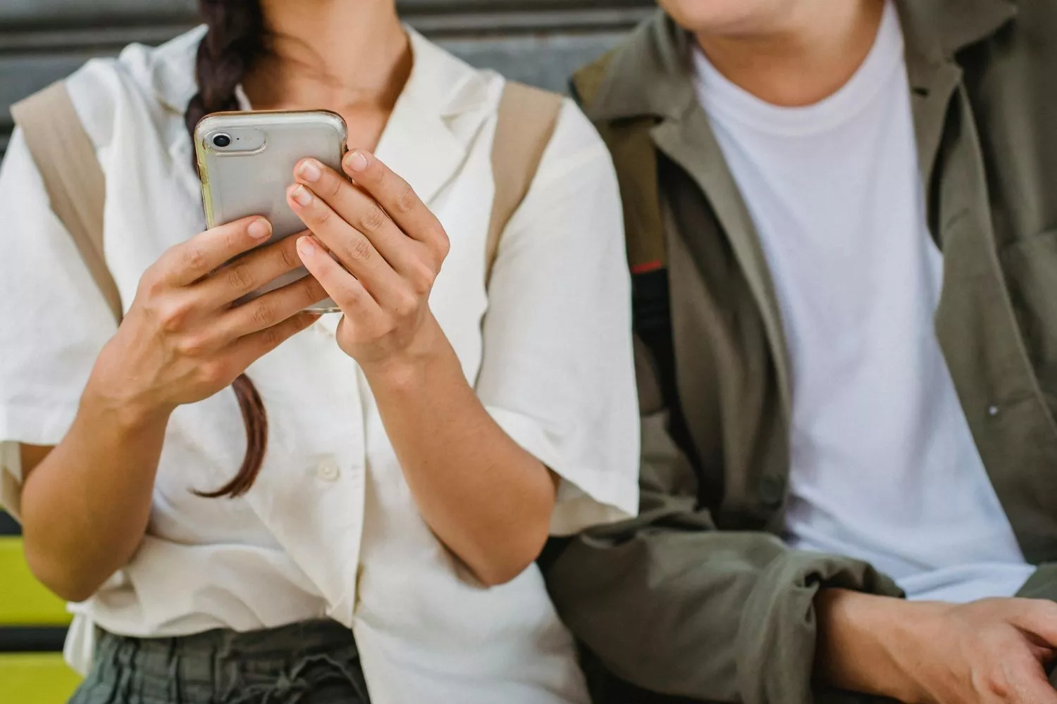Una persona usa una aplicación del móvil / PEXELS
