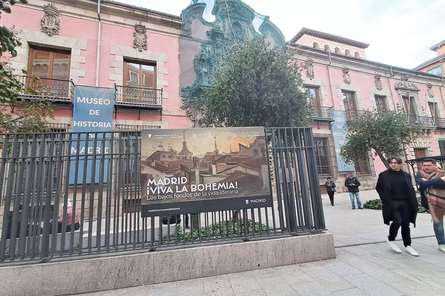Entrada al Museo de Historia de Madrid, que acoge una exposición sobre la bohemia / JUANMA DEL OLMO