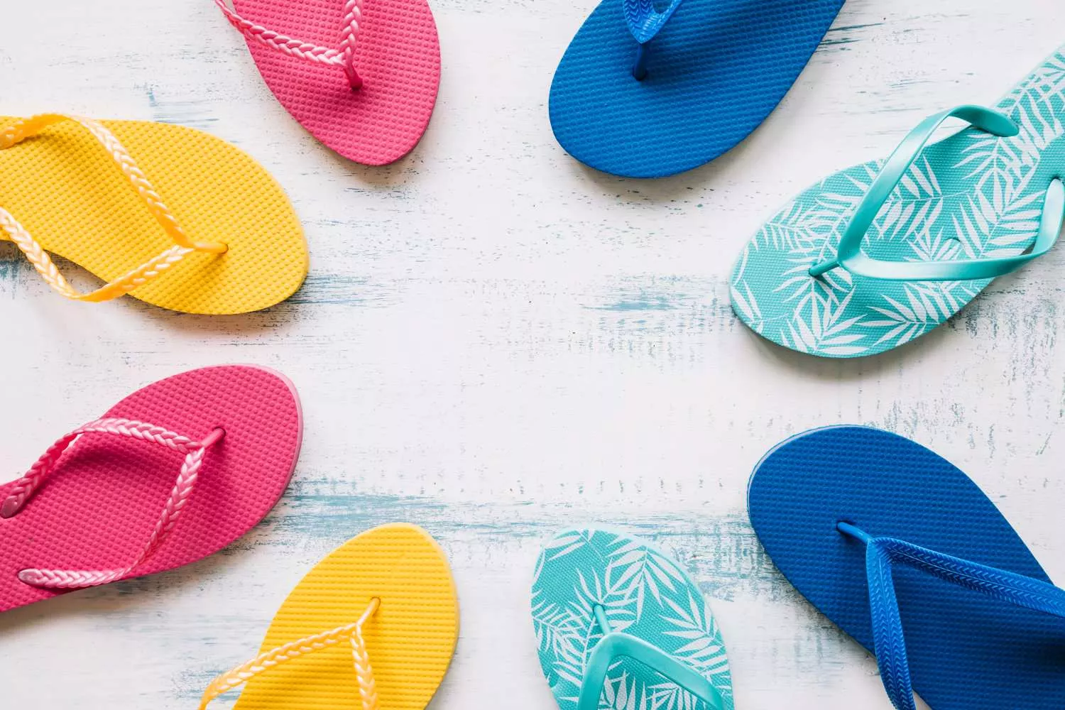 Diferentes tipos de chanclas / FREEPIK