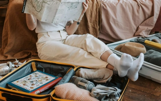 Una chica haciendo una escapada de aventura, que debe facturar todo el material deportivo/ PEXELS Una chica haciendo una escapada de aventura, que debe facturar todo el material deportivo/ PEXELS
