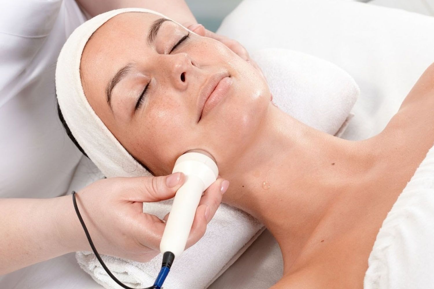 Una mujer se somete a un tratamiento estético para rejuvenecer su piel / EP